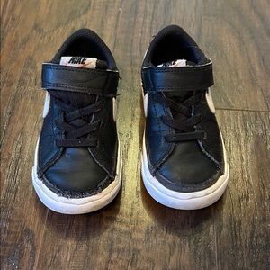 Nike legacy court black and white size toddler 7c